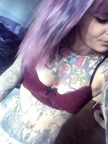 violetti tukka tatuointi tyttö