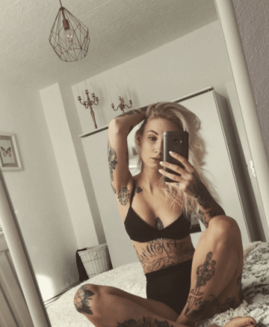 tatuointi tyttö sängyssä selfie