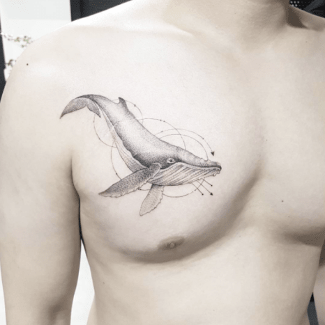 Minimalistinen valaan tatuointi rinnassa
