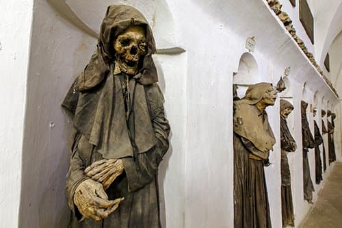 Oria, Italien, mumificerede medlemmer af et dødsfald i fuld størrelse WEB