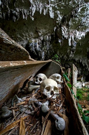 Lombok (landsby), Sulawesi, Indonesien, forfædres knogler vist i en faldefærdig kiste ved hulindgangen WEB