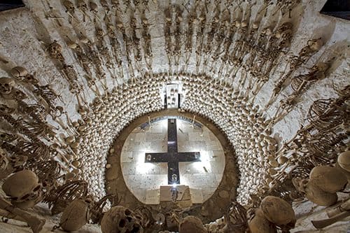 Lampa, Peru. Kigger ned i den store knogleramme under byens kirke.