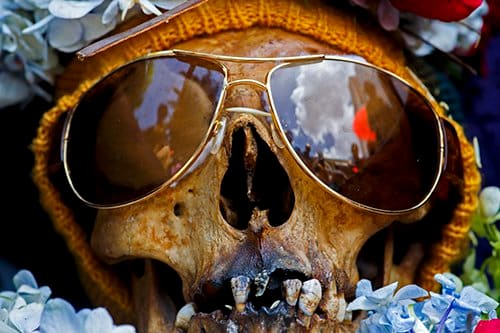 La Paz, Bolivia. Kranium iført solbriller på den årlige kraniefestival på kirkegården.