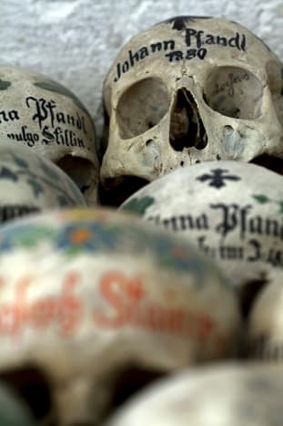 Hallstatt, Østrig, malede kranier i det lokale charnelhus, engang en del af en udbredt traditionel WEB