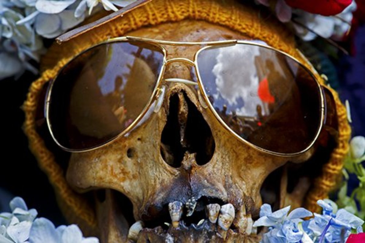 La Paz, Bolivia. Kranium iført solbriller på den årlige kraniefestival på kirkegården.