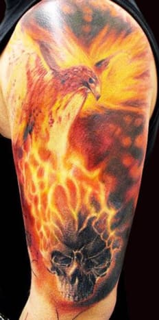 Phoenix nousee palavasta kallosta tässä merkittävässä Kreikan tatuoinnissa.