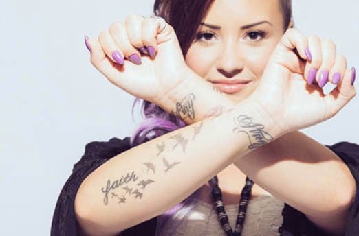 Demi Lovato Toinen entinen Disneyn sensaatio, Demi Lovato, saa osakseen tatuointeja. Demin tatuoinnit kietoutuvat yleensä itserakkauden ja itsensä hyväksymisen teemoihin, ja hän sai tatuointinsa kuntoutuksen jälkeen vuonna 2011. Siitä lähtien hän jatkaa tatuointikokoelmansa lisäämistä ja kehon hyväksymisen sanoman levittämistä.