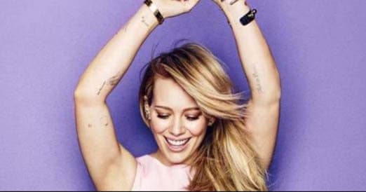 Hilary Duff Yksi ensimmäisistä Disney -tähdistä, joka teki siitä suuren, Hilary Duff sai valtavan julkisuuden roolistaan ​​Lizzie McGuirena. Näyttelyn jälkeen vuonna 2004 Duff otti kypsempiä rooleja esityksissä, kuten Gossip Girl ja Younger, ja omaksui suurimman roolinsa äitinä. Mutta maaliskuussa 2015 Duff sytytti tabloidimedian, kun hän paljasti Ellenille, että hänellä oli tatuointeja! Aivan järkyttävä tunnustus Lizzie McGuirelta.