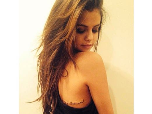 Selena Gomez Vaikka Selena Gomez voi olla viattomampi kuin Miley tai Demi, se ei tarkoita, että hän ei olisi mennyt neulan alle ja ottanut tatuointeja. Gomezilla on useita pieniä tatuointeja, mukaan lukien nuotti ranteessa, vuosi, jolloin hänen äitinsä syntyi niskaansa ja