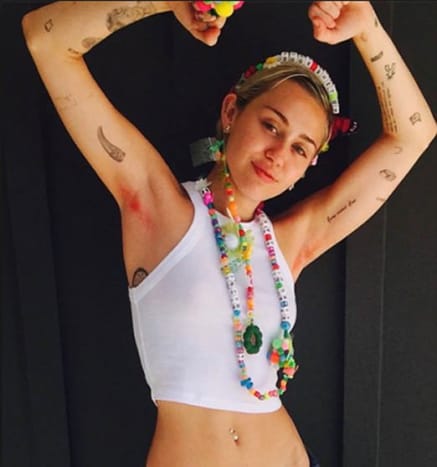 Miley CyrusDisneyn entinen kuningatar ei ole enää Hannah Montana, ja tällä pienellä kapinallisella on tatuointikokoelma sen todistamiseksi. Miley rakastaa sekoittaa DIY-tyylisiä tatuointeja Kat Von D: n ja Bang Bangin kappaleisiin, ja hän nauttii yllättymästä faneilleen yhdellä järkyttävällä tatuoinnilla toisensa jälkeen. En malta odottaa, mitä tatuointeja Miley on suunnitellut tulevaisuutta varten.