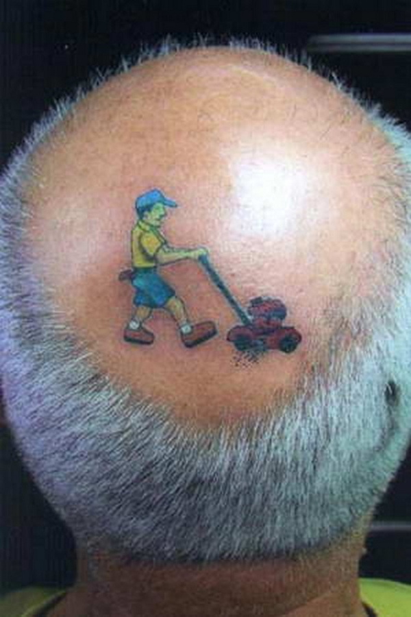 sjov tatovering på et skaldet hoved