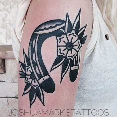 Joshua Marks tatoverede hestesko på hendes højre arm. Hun har sagt, at hun fik det på hovedet, fordi hun arbejder virkelig hårdt, så hun ikke har brug for held.