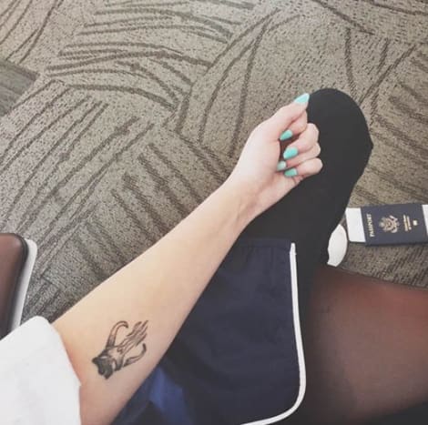 Aivan kuin hän ei olisi vielä tarpeeksi viileä, Halseylla on Star Wars -tatuointi Mythosaur -kallosta, joka on mandalorialainen tunnus!