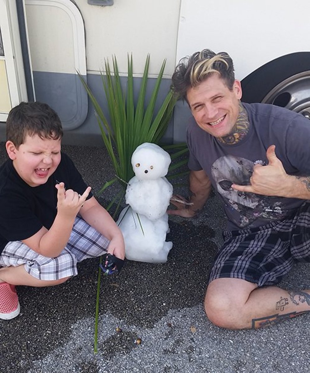 Ο Κάιλ και ο γιος του με έναν χιονάνθρωπο έφτιαξαν στη Φλόριντα.