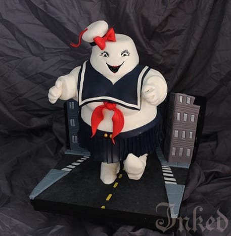 Stay-Puft Marshmallow Miss af Heather ShermanArt2Eat Cakes @art2eatcakes på Instagram, Twitter, Pinterest Hyldest til den nye dame Ghostbusters-film ud i juni 2016, Stay-Puft Marshmallow som Miss.