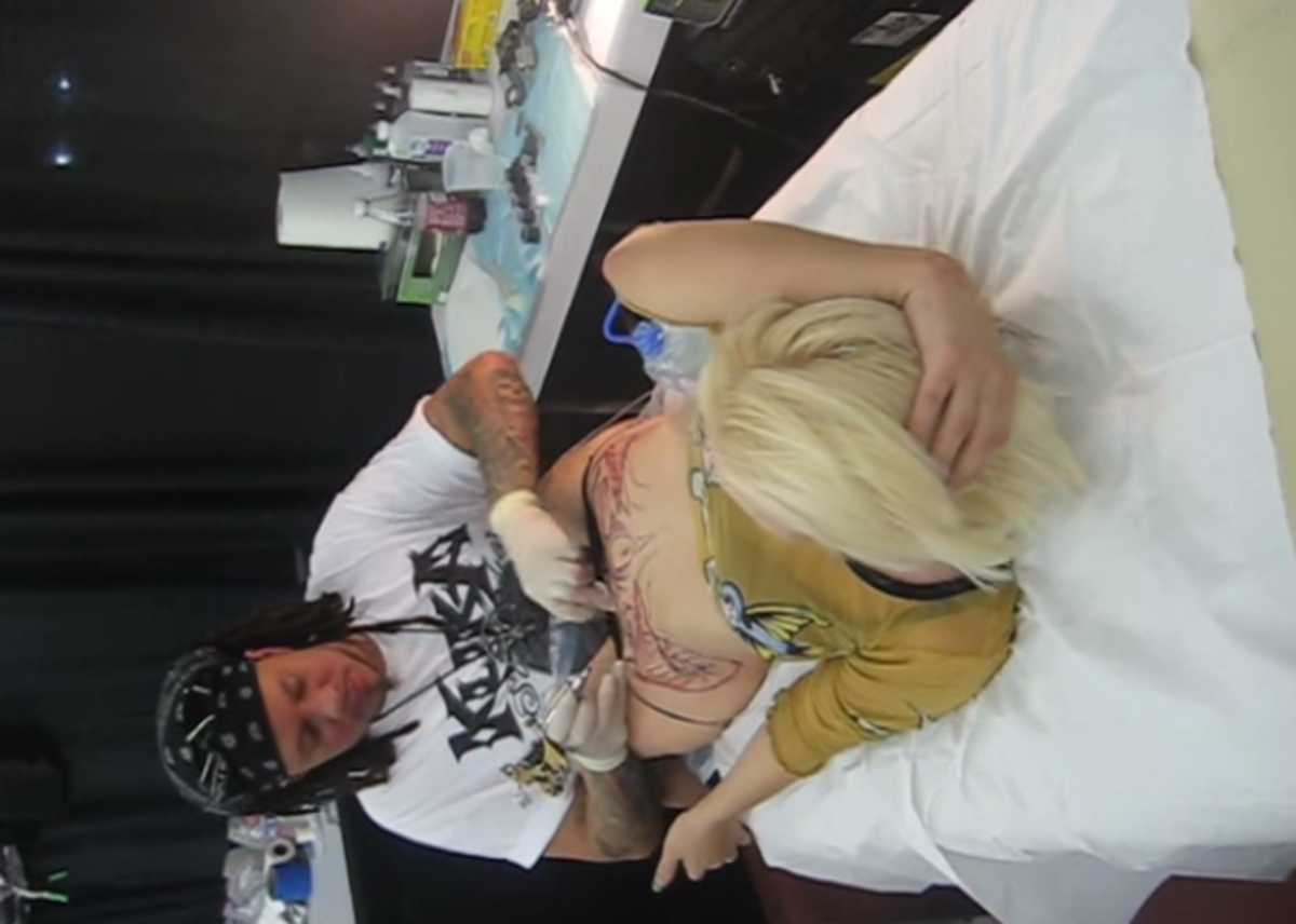 Η Danelle κάνει τατουάζ