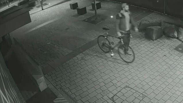 Foto via northumbria Et CCTV på Mint Street -kameraet opfanger pigen, der snubler ned ad vejen. Denne gang bliver hun fulgt af en anden, skægget han, der cykler.