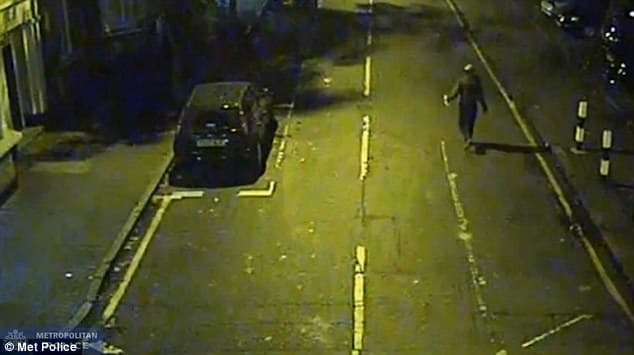 Valokuva pohjoismumbrian alla Corfield Streetin CCTV tallentaa kolme miestä kävelemässä Corfield Streetillä. Pian kolmen miehen kanssa liittyy kaksi muuta epäiltyä. Ne 