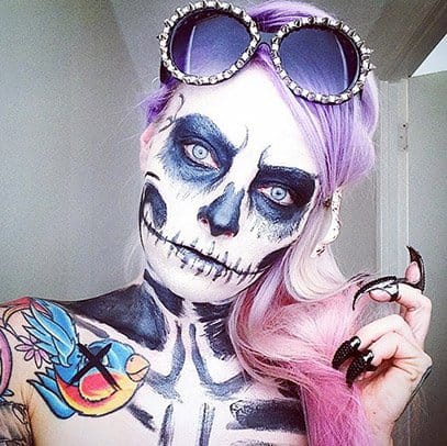 Foto via Instagram Selv med hele hendes hud væk, laver Sarah et sexet skelet.