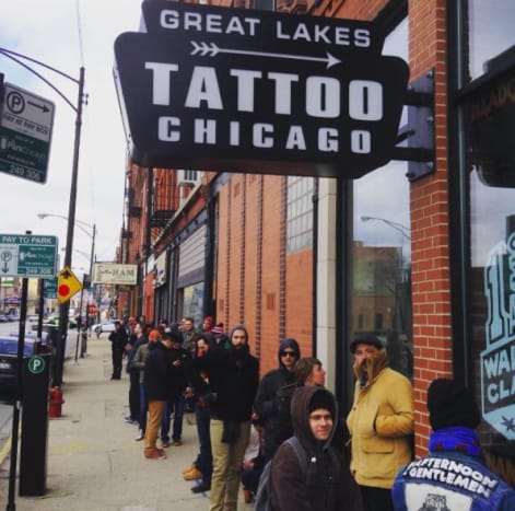 Kuva: Great Lakes Tattoo klo 11-19 lauantaina 18. maaliskuuta ja sunnuntaina 19. maaliskuuta ihmiset, jotka haluavat ottaa tatuoinnin, voivat kävellä Great Lakes Tattootiin, joka sijaitsee osoitteessa 1148 W. Grand Ave. Chicago, IL 60642, ja valita malleja, jotka tatuoidaan niihin samana päivänä eräiden sairaimpien mustesuihkukoneiden kautta koko maassa. Osa taiteilijoista on mukana Mike Rubendall, Dan Smith, Brad Fink, Beau Brady, Chip Douglas, Nikki Lugo, Robert Ryan sekä GLT: n oma Nick Colella, Mike Dalton, Mario Desa, Erik Gillespie, Kevin Leary, Mile Maniaci, Matt “Beatdown” Ziolko ja monia muita lahjakkaita taiteilijoita.