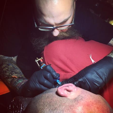 Fleet St. Tattoo Συλλογικός καλλιτέχνης, Luke Beddows, που κάνει τατουάζ σε έναν πελάτη. Φωτογραφία: Luke Beddows/Facebook