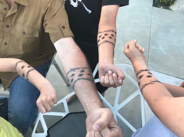 Φωτογραφία: Gwen Stefani/Twitter. Στις 2 Απριλίου, η Gwen Stefani έγραψε στο Twitter μια φωτογραφία της νέας ομορφιάς Blake Shelton που ποζάρει με τους τρεις γιους της, Kingston, 12, Zuma, 8, και Apollo, 3, ο καθένας από τους οποίους λικνίζει ένα προσωρινό τατουάζ στο χέρι. στο κομμάτι των ελαφιών του Shelton. Το τατουάζ του Shelton, το μόνο πραγματικό στο μάτσο, ήταν μελανωμένο στο αριστερό του αντιβράχιο λίγο πριν, ενώ οι μπότες των αγοριών φαίνεται να έχουν σχεδιαστεί με τον Sharpie μόνο για τη φωτογραφία.