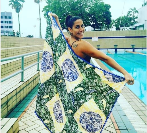 Brasilialainen uimari, Lara Teixeira osoittaa maansa ylpeyden sekä olympiarenkaiden tatuoinnin. Kuva: Lara Teixeira/Instagram. 