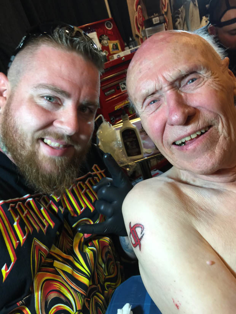 Hetlinger μαζί με τον καλλιτέχνη τατουάζ Dusty Chamblin