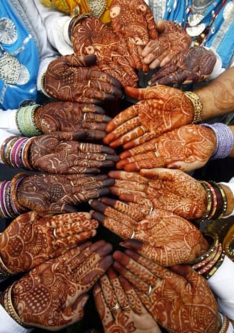 I nogle kulturer samles brudefesten og farver fingerspidserne, mens de sender deres velsignelser til bruden.