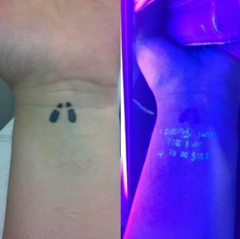 Et lignende design, denne Harry Potter -tatovering har et enkelt sæt fodaftryk, der er trykt på håndleddet, med samme sætning: 