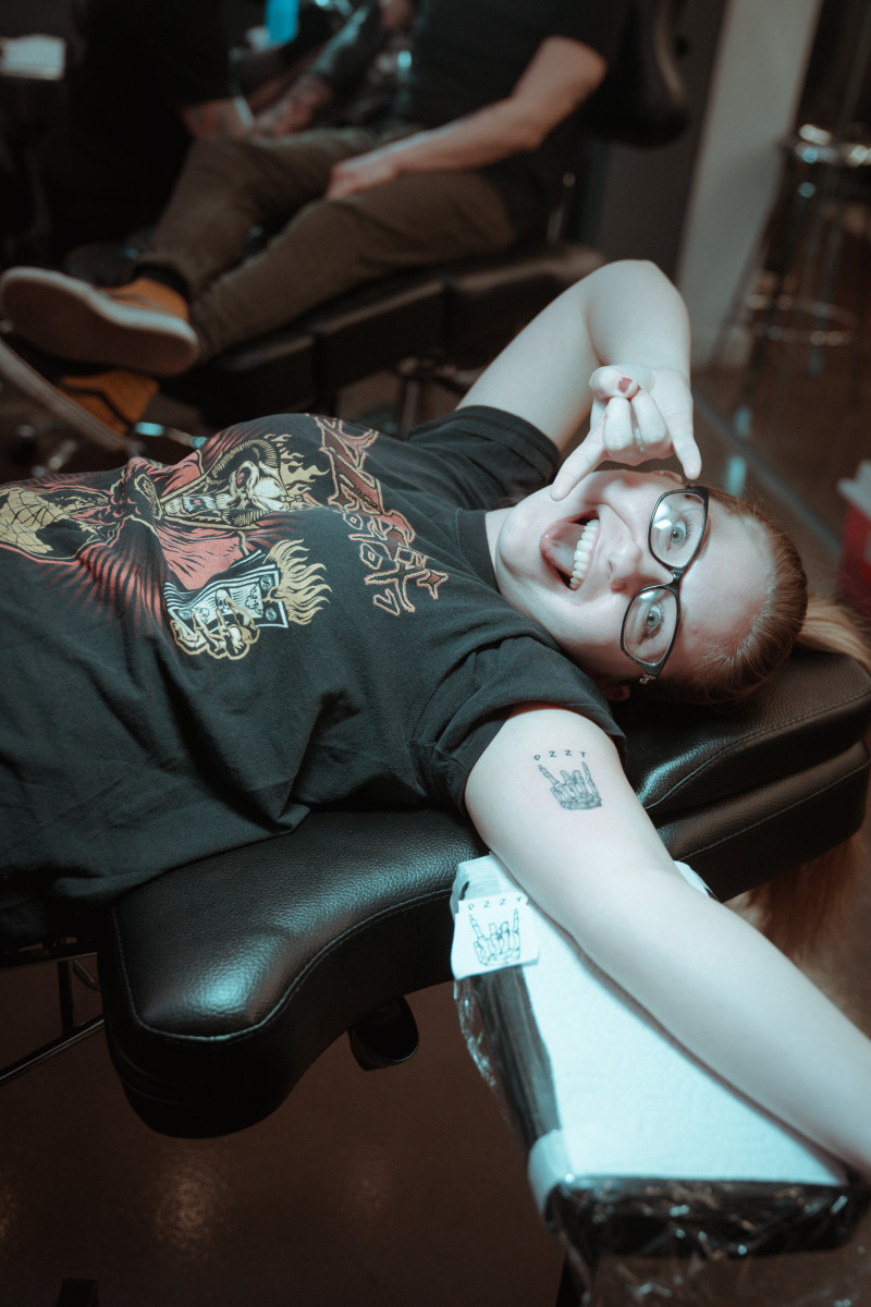 Η Alyssa φαίνεται πολύ τρελή για το νέο της τατουάζ.