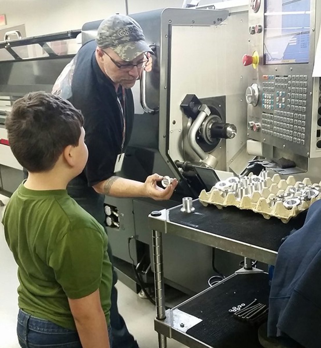 Kylen poika David kiertueella Borg Designin tehtaalla Massachusettsissa.