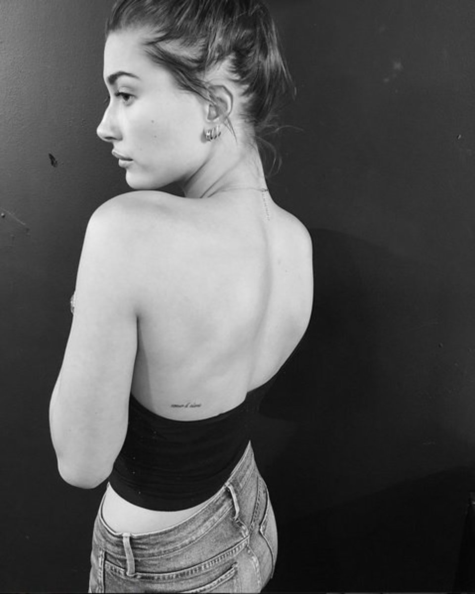 Hailey Baldwin näyttää yhden hänen 17 tatuoinnistaan. Kuva: Instagram.