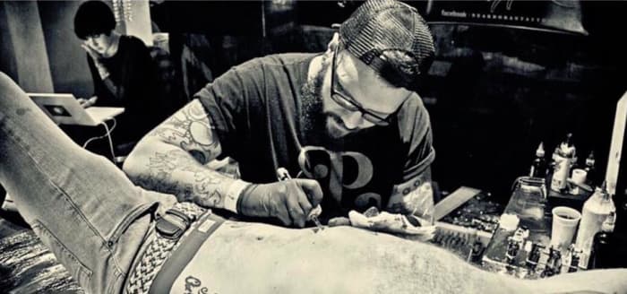 Φωτογραφία: Facebook. Το τατουάζ έγινε από τον επικεφαλής καλλιτέχνη Ben Doran και ιδιοκτήτη του River City Tattoo Collective που βρίσκεται στο Bath και χρειάστηκαν 14 ώρες για να ολοκληρωθεί. D & apos; ω! «Μερικά από τα περιγράμματα πραγματικά πονάνε - ειδικά αυτά στην πτυχή όπου ο δικέφαλος μυς μου συναντά τον πήχη μου - ήταν εξαιρετικά οδυνηρό,