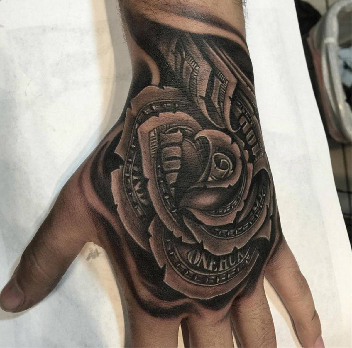 χρήματα-τριαντάφυλλα-ανδρικά-χέρι-τατουάζ