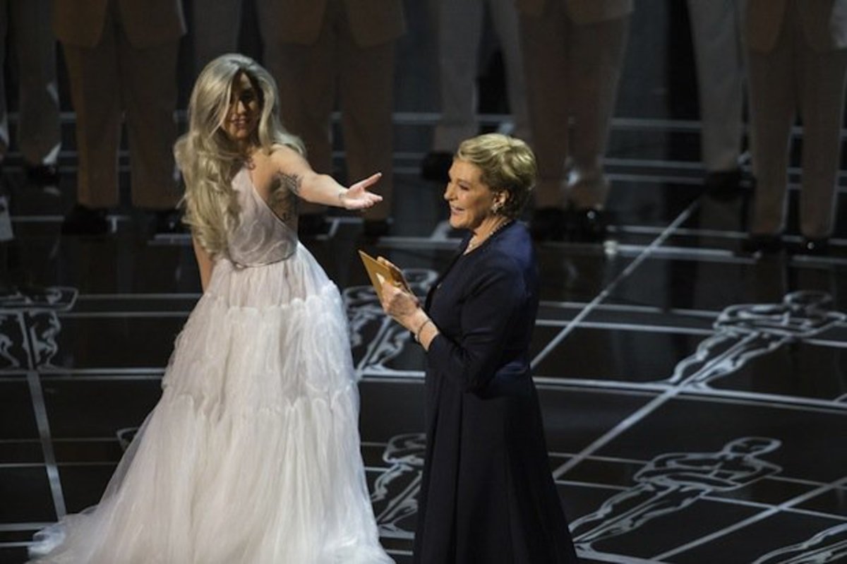 Lady Gaga med Julie Andrews ved 87. Academy Awards
