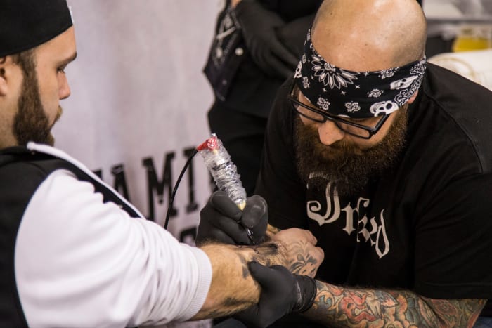 (Ο Matt Deleo έκανε τατουάζ σε έναν από τους συμμετέχοντες κατά τη διάρκεια της εκδήλωσης Παγκόσμιου Ρεκόρ. Φωτογραφία: Emmanuel Ureña) Όταν χτύπησε το ρολόι το μεσημέρι, οι μηχανές τατουάζ άρχισαν να βουίζουν & apos ;. Μέσα στην πρώτη ώρα, ο Deleo και ο Alayon είχαν χρωματίσει σχεδόν 100 τατουάζ από μια επιλογή από δροσερά σχέδια βέλους και λάμψης που δημιουργήθηκαν από τους καλλιτέχνες για αυτό το γεγονός - μερικά από τα σχέδια είχαν ακόμη και χαριτωμένες μικρές καρδιές, αφού, όπως γνωρίζετε, Valentine & apos Η μέρα ήταν προ των πυλών. Για πολλά από τα άτομα που έκαναν τατουάζ κατά τη διάρκεια της εκδήλωσης, ήταν το πρώτο τους τατουάζ ποτέ, το οποίο έκανε τη στιγμή τόσο πιο συναρπαστική και ουσιαστική για αυτούς.