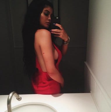 Kylie Jenner on kokeillut pieniä tatuointeja siitä lähtien, kun hän sai pienoiskoon sydämen tat hänen käsivarteensa vuonna 2015, ja kun sosiaalisen median maven ja Lip Kit Queen astuivat ulos uudenvuodenaattona viime vuonna, se oli pienellä 