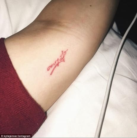 Εκτός από το μικρό της τατουάζ με κόκκινη καρδιά, που ήταν το πρώτο της κομμάτι, και αυτό το νέο τατουάζ 