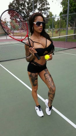Shawna Naysia tenniskentällä