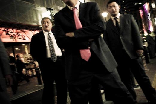 Medlemmer poserer i gaderne i Kabukicho, red light -distriktet i hjertet af Shinjuku, Tokyo, Japan. Ved altid at have skræddersyede dragter på, forsøger Yakuza at sprede et billede af anstændighed og overensstemmelse. Men den underliggende spænding forbliver umiskendeligt. Tydelige påvirkninger er amerikanske gangsterikoner fra begyndelsen af ​​det 20. århundrede, som John Dillinger - 2009