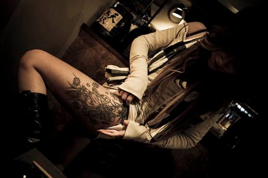 Νεαρή ιερόδουλη σε ένα μπαρ που δείχνει το τατουάζ στο πόδι της - 2009