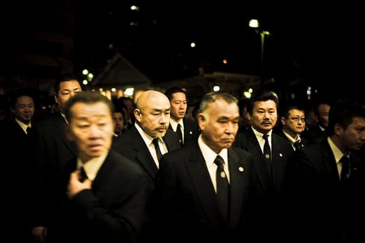 Medlemmer af forskellige familier betaler deres respekt ved begravelsestjenesten for Miyamoto -san - 2010