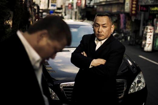 Souichirou og en ven, der stod foran Godfaderens bil i Kabukichos gader og holdt øje - 2010