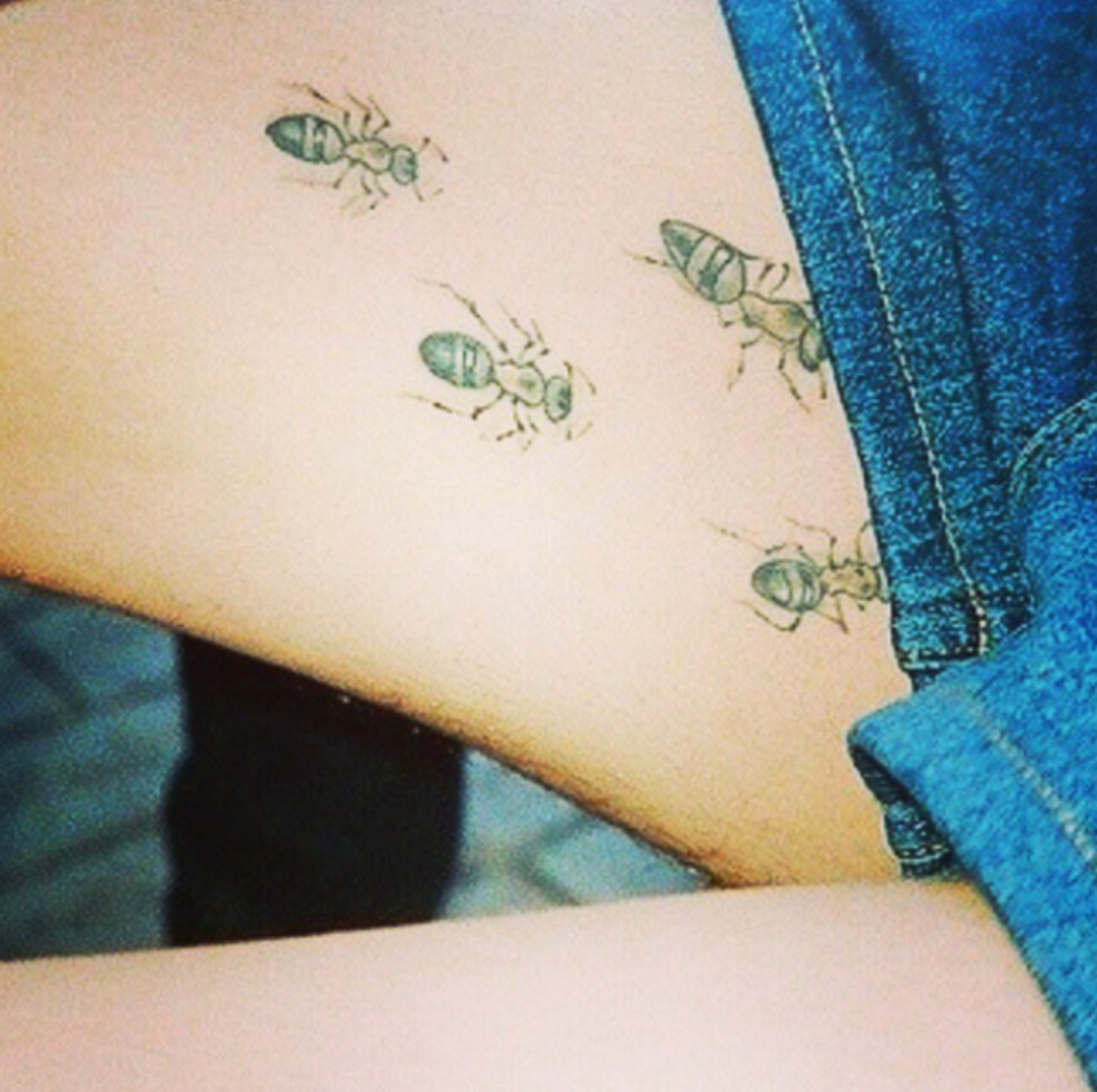 μυρμήγκι-τατουάζ-στο μηρό