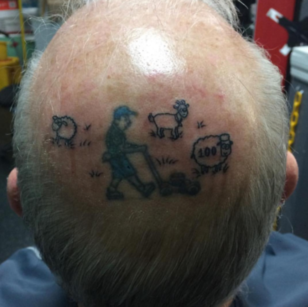 kalju mies tatuoinnilla päässään