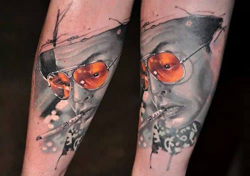 Αγαπάμε την υστερία που προκαλείται από τα ναρκωτικά του Raoul Duke που παρουσιάζεται σε αυτό το τατουάζ από τον Mullner Csaba.
