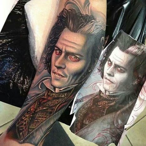 En af de mest skrækindjagende figurer, Depp fremstillede, Sweeney Todd, giver en smuk tatovering.
