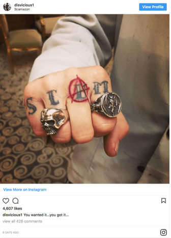 Ο σύντροφος των ηθοποιών, Tommy Henriksen, δημοσίευσε μια φωτογραφία στο Instagram την περασμένη εβδομάδα, παρουσιάζοντας τα φρεσκοβαμμένα αρθρώματα του Depp. Η εικόνα δείχνει ένα νέο έντονο κόκκινο Α, όπως στο σύμβολο της Αναρχίας, που καλύπτει το γράμμα U για να συλλαβίσει