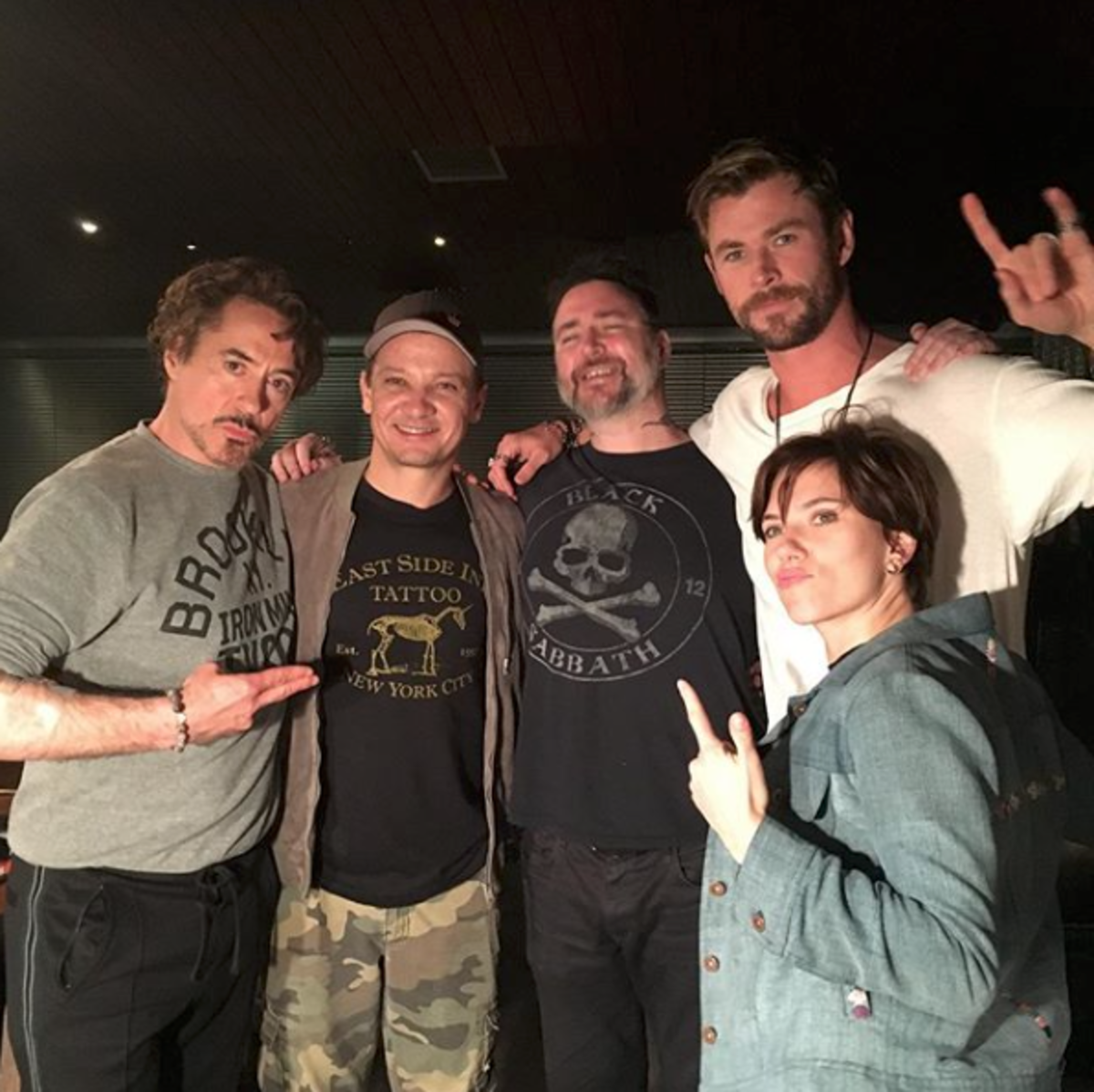 Vasemmalta oikealle: Robert Downey Jr., Jeremy Renner, Josh Lord, Chris Hemsworth ja Scarlett Johansson